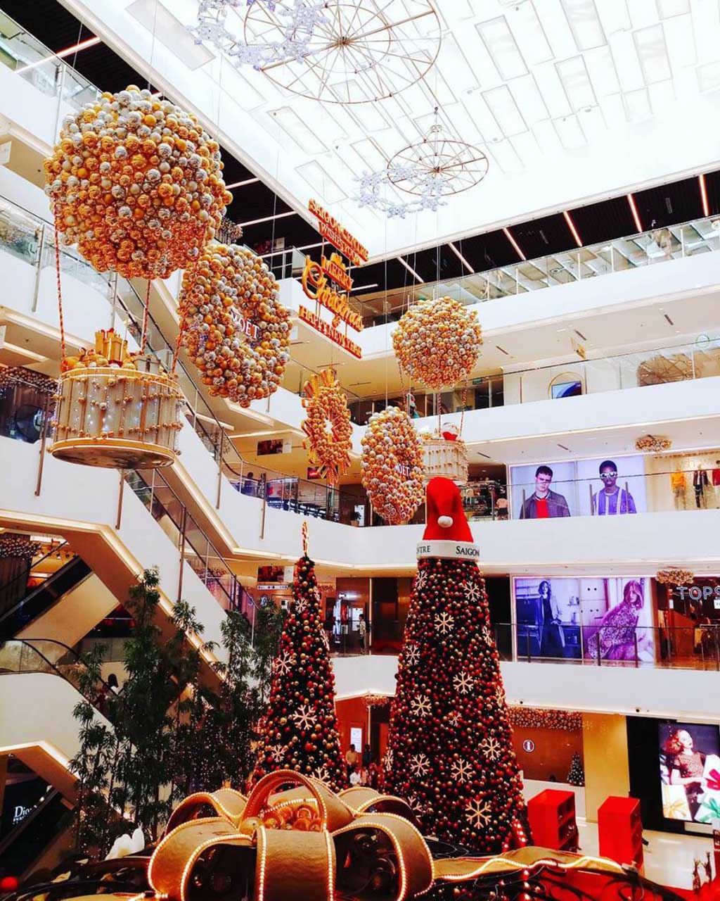 10+ Địa Điểm Chụp Hình Noel Đẹp Ở Sài Gòn "Địa Chỉ + Giờ"