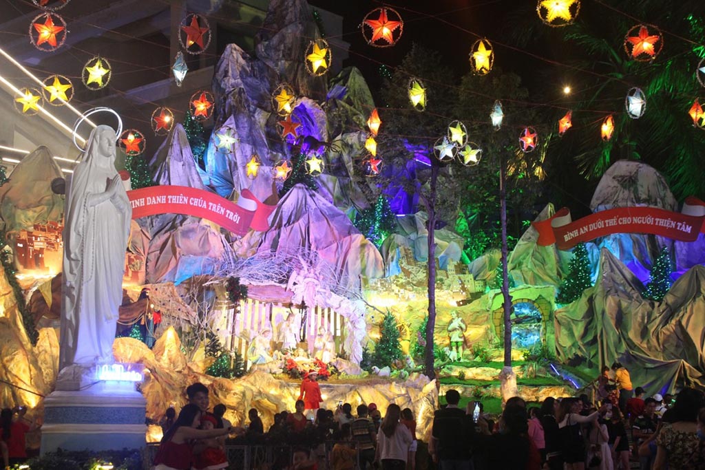 10+ Địa Điểm Chụp Hình Noel Đẹp Ở Sài Gòn "Địa Chỉ + Giờ"