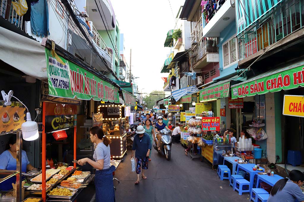 Ẩm Thực Đường Phố Sài Gòn Có Gì Hấp Dẫn & Đặc Biệt?